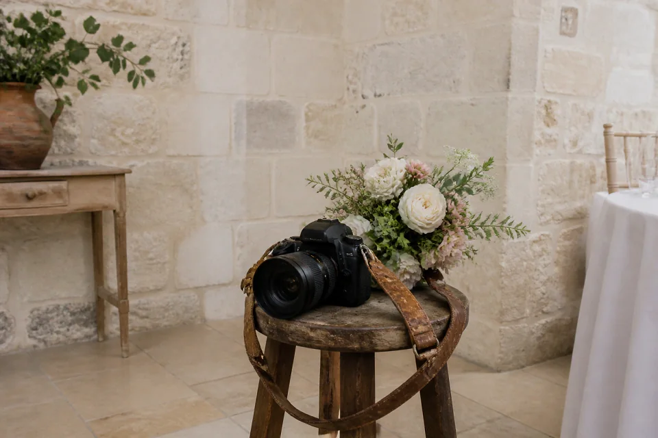 Appareil photo et accessoires de reportage de mariage — illustration générée par IA