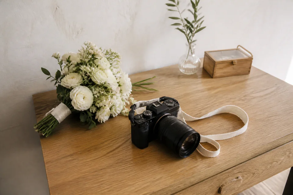 Appareil photo et accessoires de reportage de mariage — illustration générée par IA