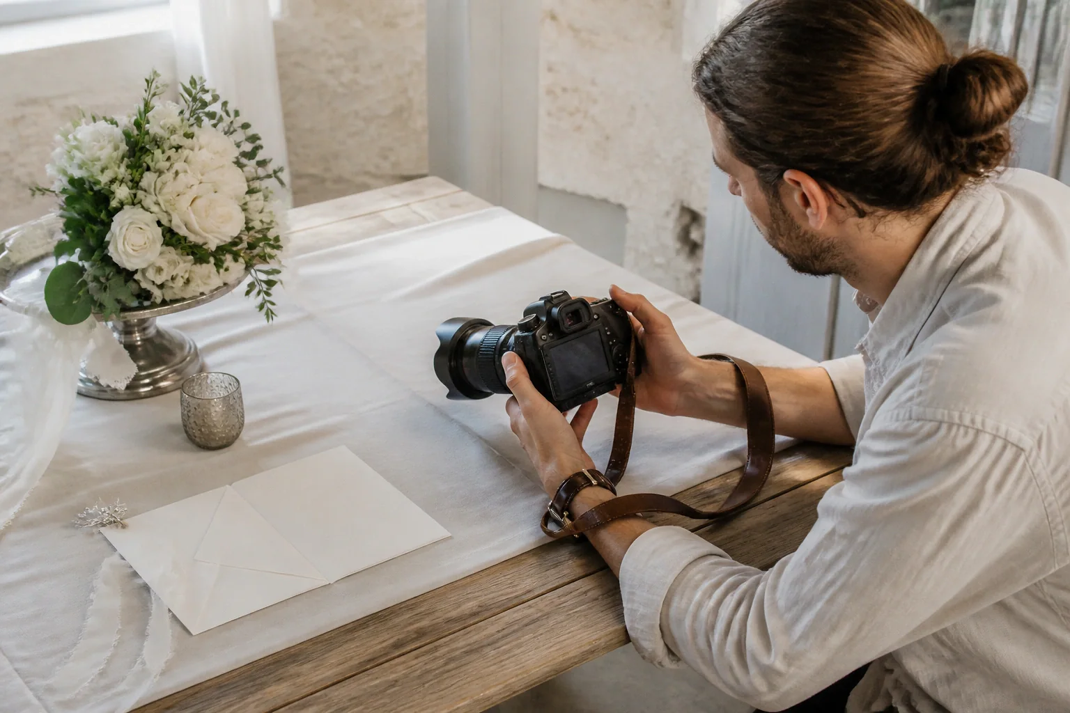 Appareil photo et accessoires de reportage de mariage — illustration générée par IA
