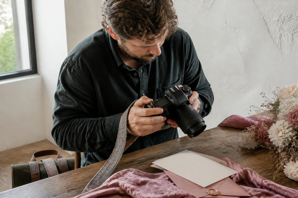 Appareil photo et accessoires de reportage de mariage — illustration générée par IA