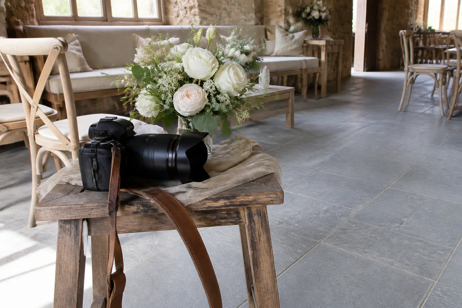 Appareil photo et accessoires de reportage de mariage — illustration générée par IA
