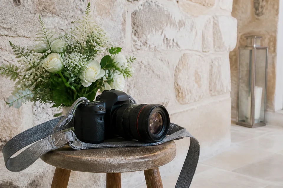 Appareil photo et accessoires de reportage de mariage — illustration générée par IA