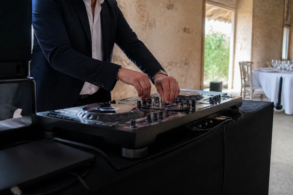 Préparation musicale d’une soirée de mariage — illustration générée par IA