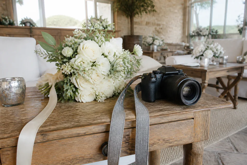 Appareil photo et accessoires de reportage de mariage — illustration générée par IA