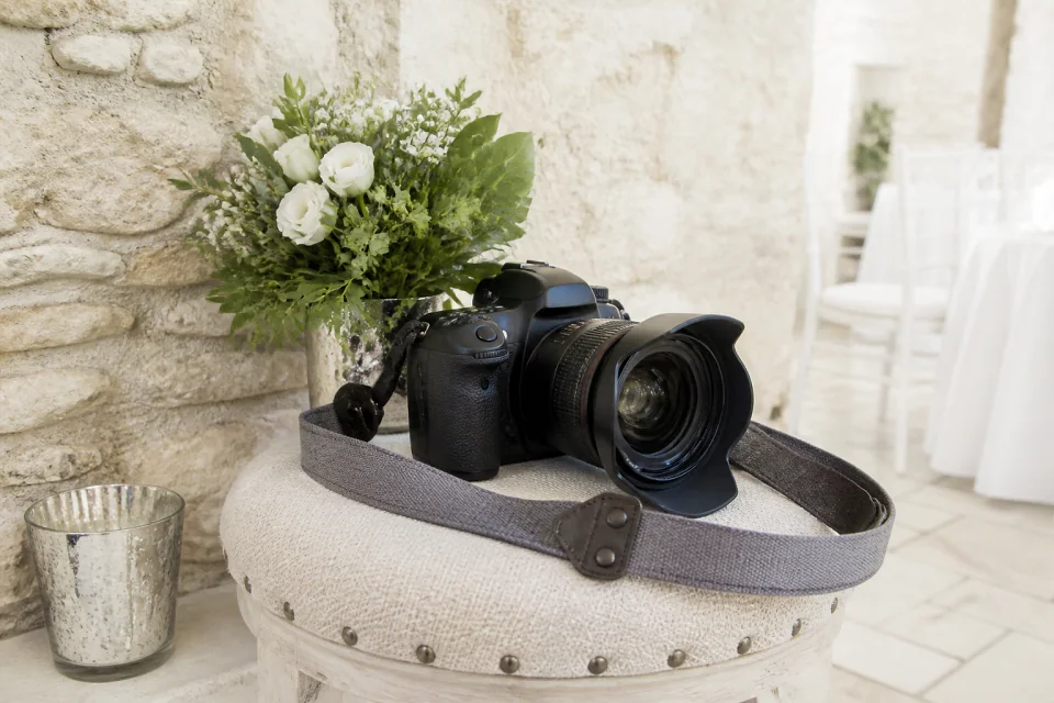 Appareil photo et accessoires de reportage de mariage — illustration générée par IA