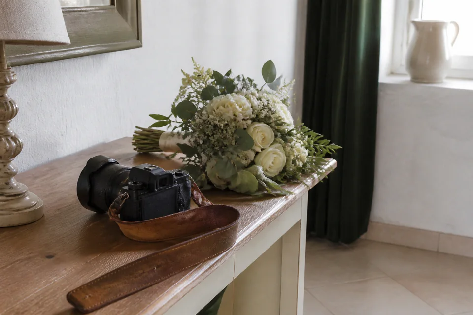 Appareil photo et accessoires de reportage de mariage — illustration générée par IA