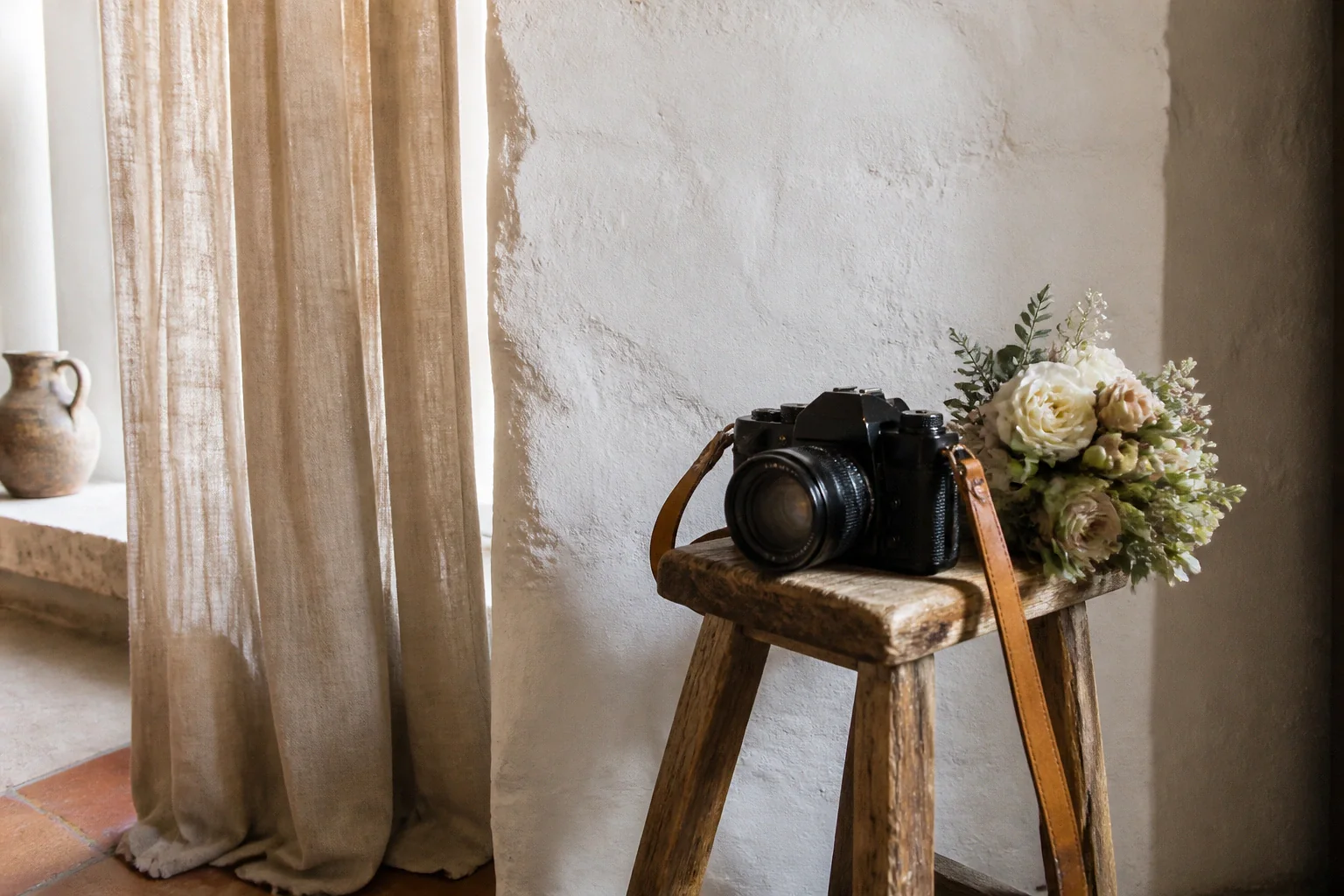 Appareil photo et accessoires de reportage de mariage — illustration générée par IA