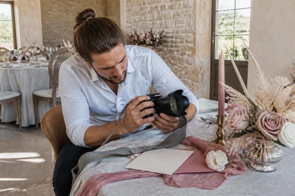 Appareil photo et accessoires de reportage de mariage — illustration générée par IA