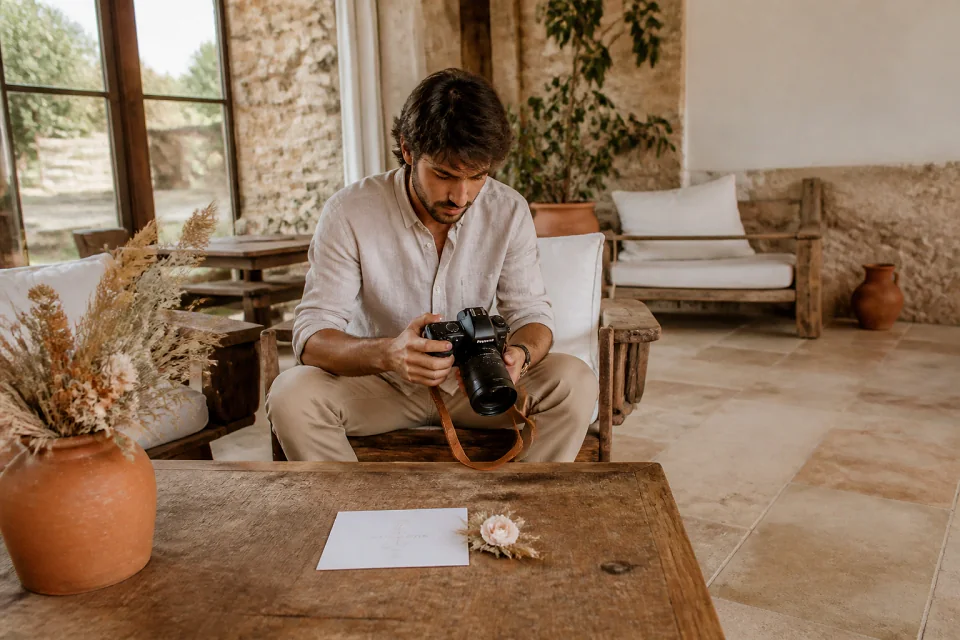 Appareil photo et accessoires de reportage de mariage — illustration générée par IA