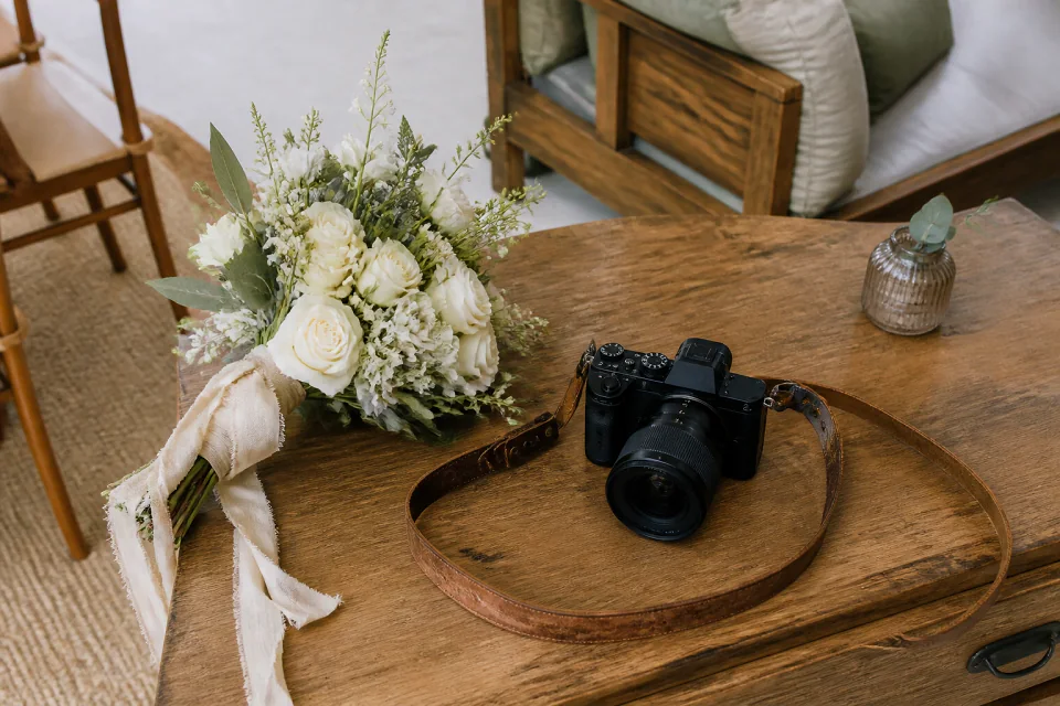 Appareil photo et accessoires de reportage de mariage — illustration générée par IA