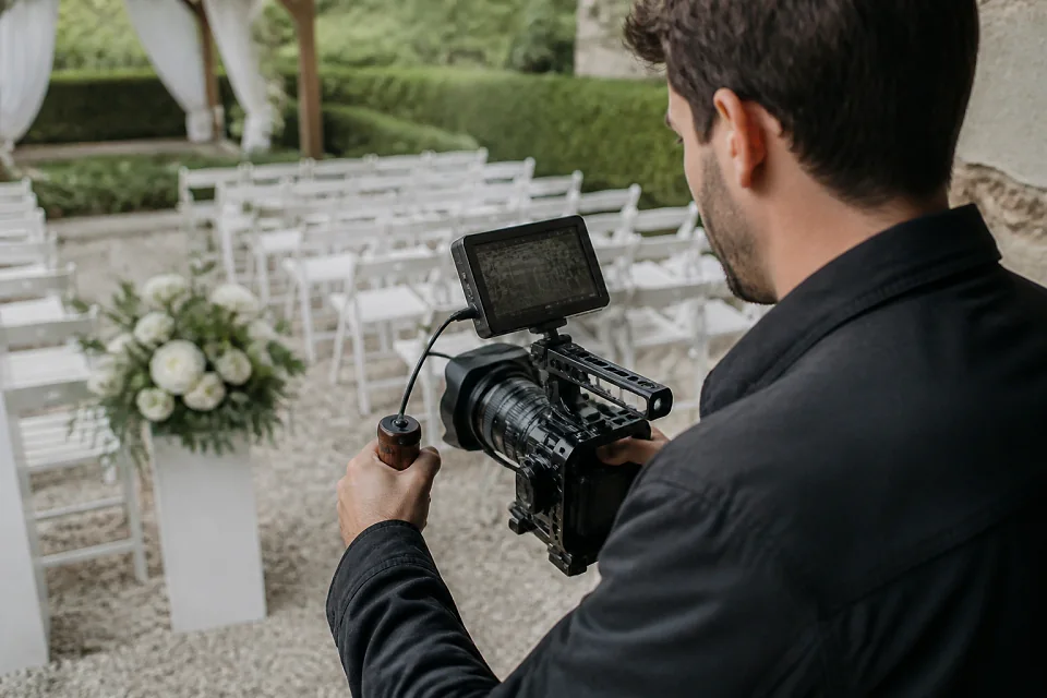 Matériel de tournage pour un film de mariage — illustration générée par IA