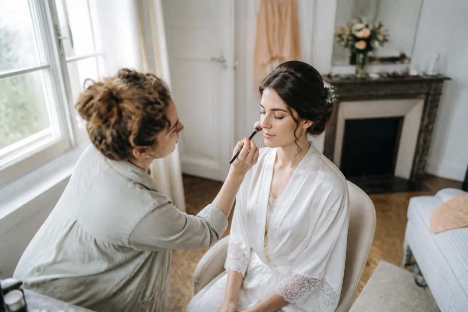 Préparation d’un maquillage de mariage — illustration générée par IA