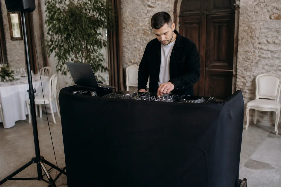 Préparation musicale d’une soirée de mariage — illustration générée par IA