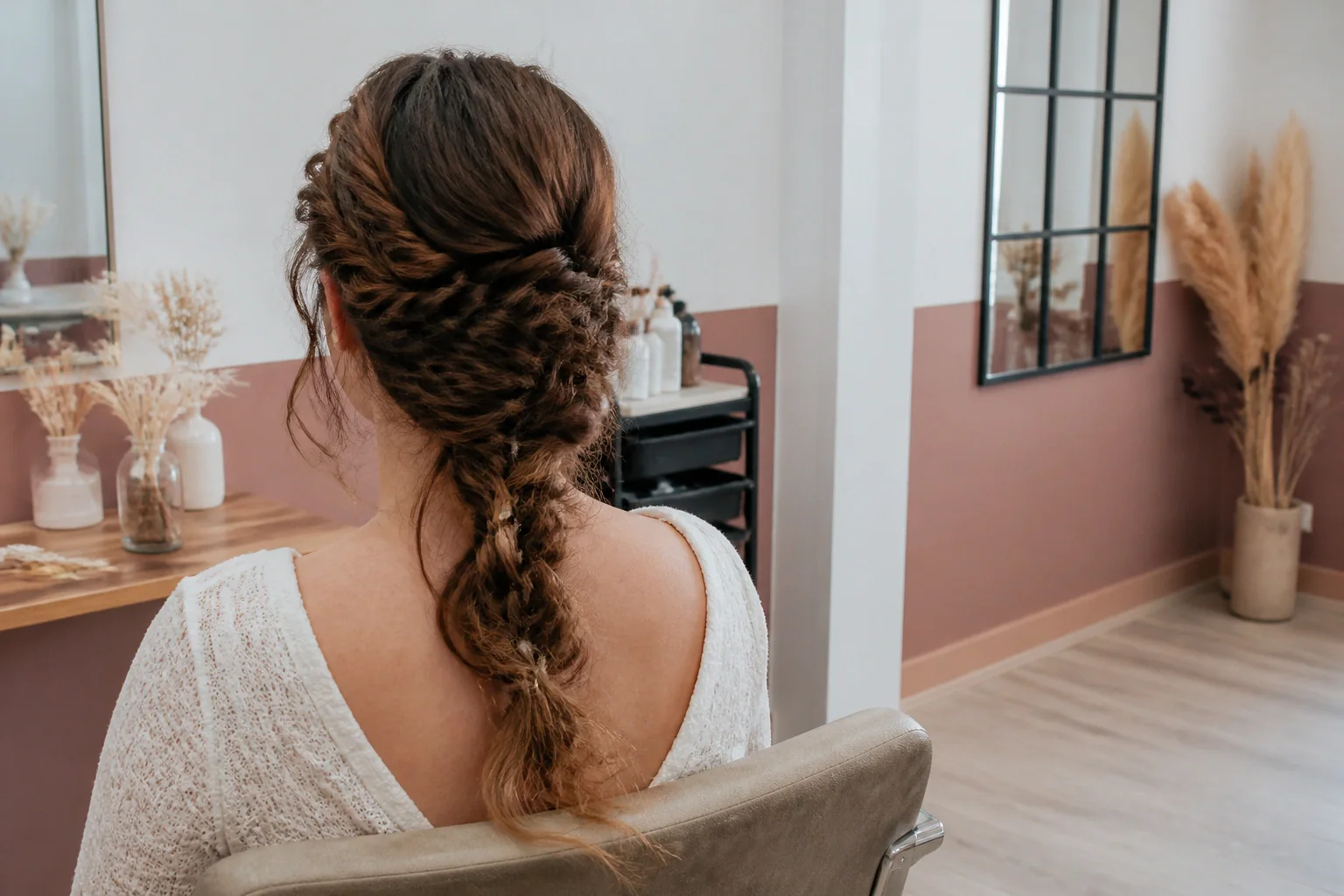 Coiffure de cérémonie vue pendant la préparation — illustration générée par IA