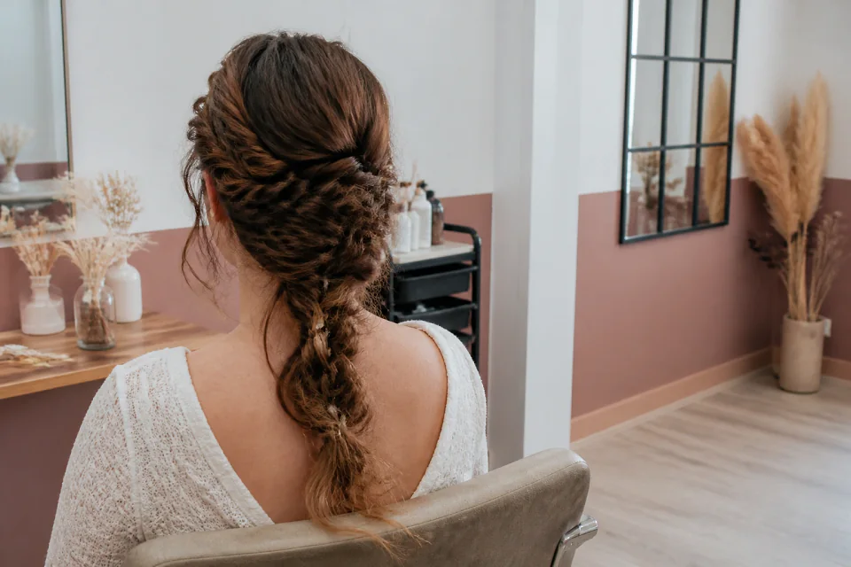 Coiffure de cérémonie vue pendant la préparation — illustration générée par IA