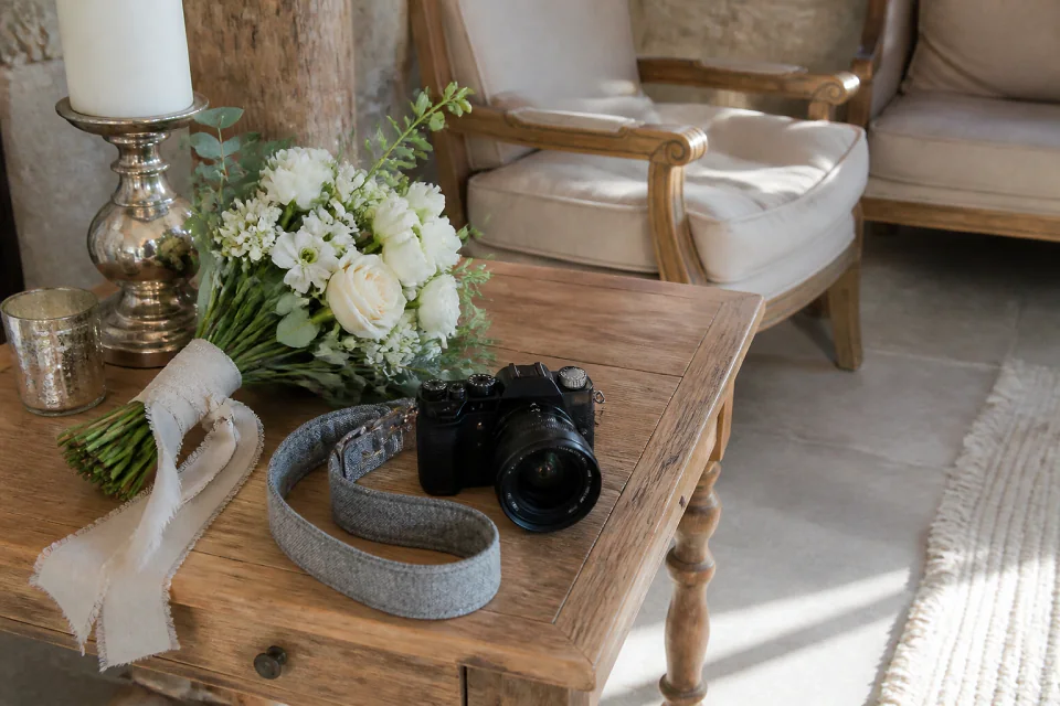 Appareil photo et accessoires de reportage de mariage — illustration générée par IA