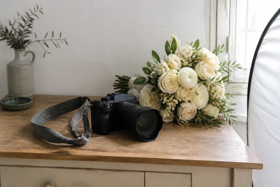Appareil photo et accessoires de reportage de mariage — illustration générée par IA