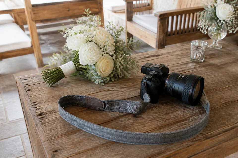 Appareil photo et accessoires de reportage de mariage — illustration générée par IA