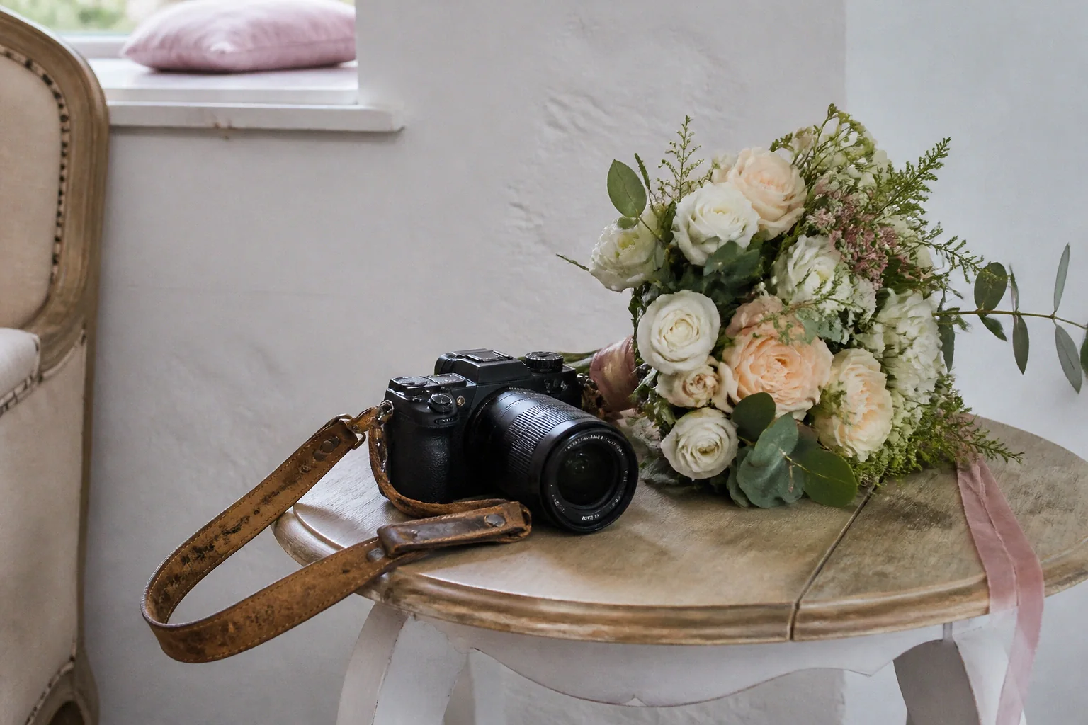 Appareil photo et accessoires de reportage de mariage — illustration générée par IA