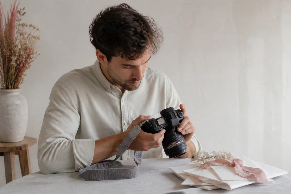 Appareil photo et accessoires de reportage de mariage — illustration générée par IA