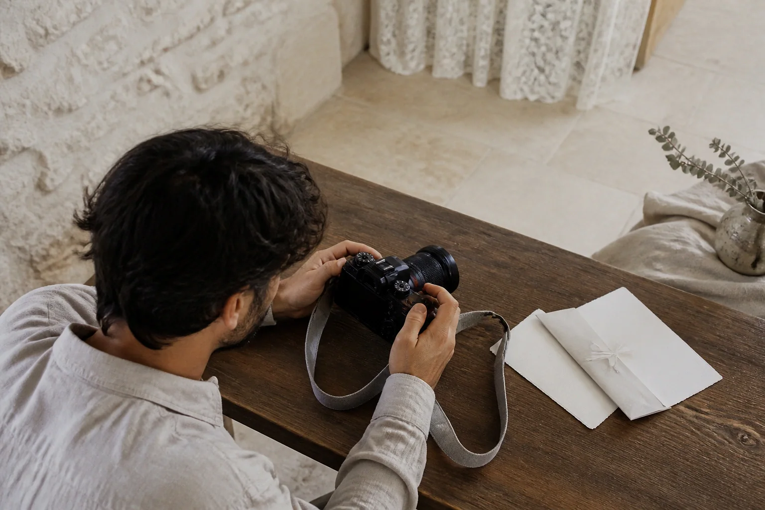 Appareil photo et accessoires de reportage de mariage — illustration générée par IA
