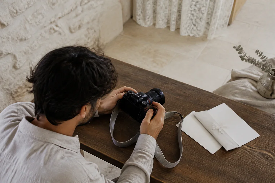 Appareil photo et accessoires de reportage de mariage — illustration générée par IA