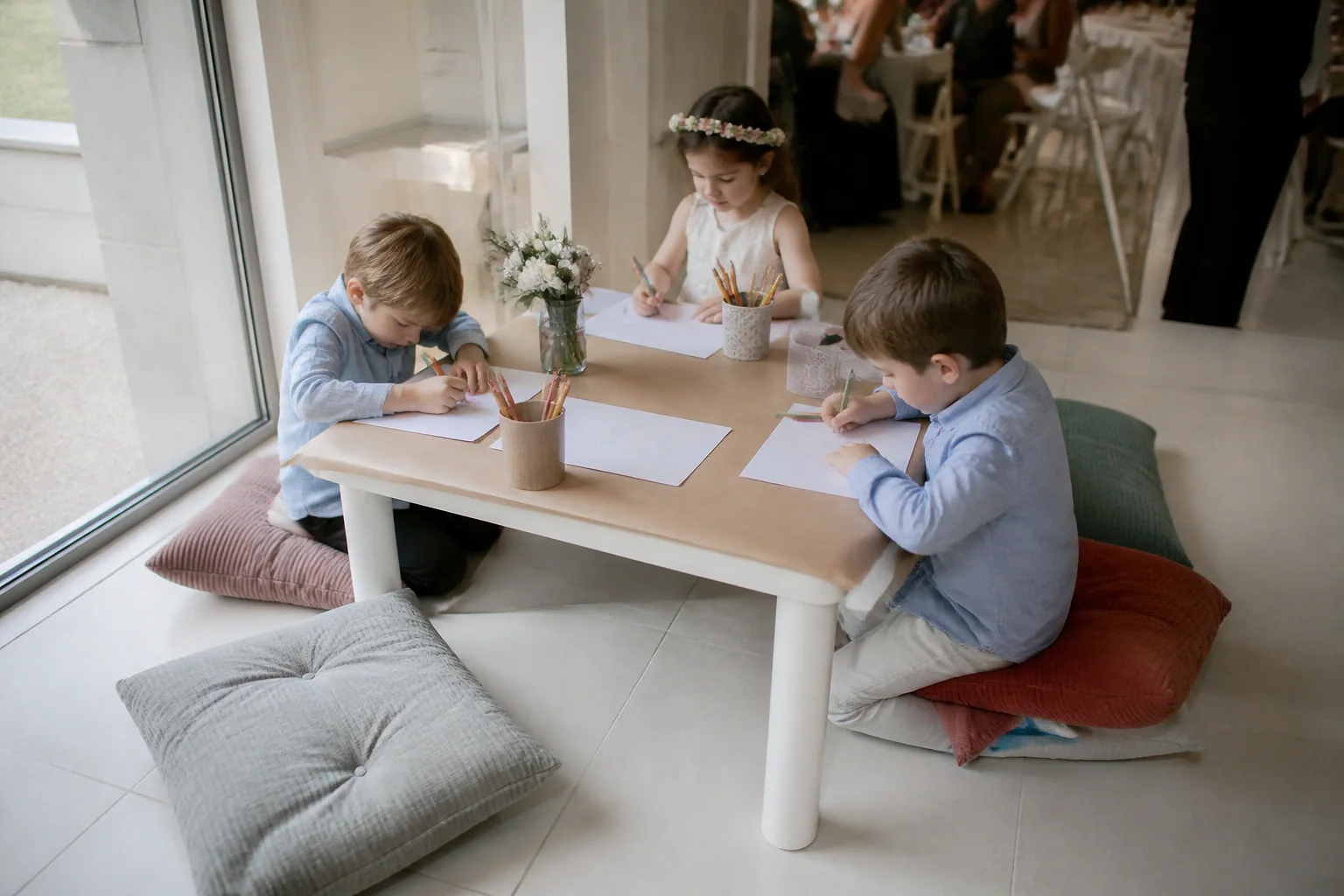 Coin d’activités pour enfants pendant une réception — illustration générée par IA
