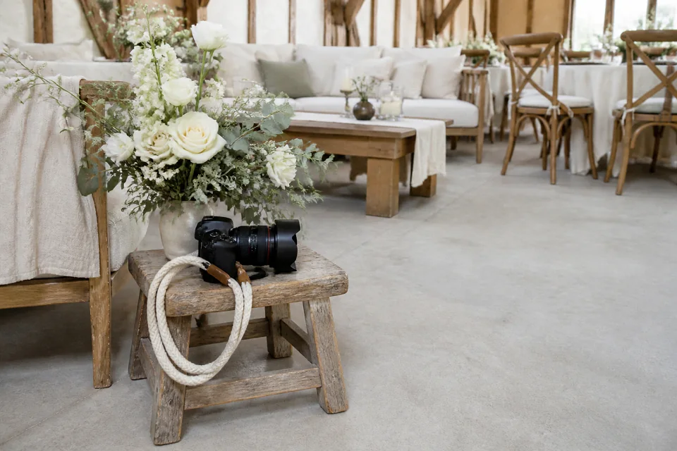 Appareil photo et accessoires de reportage de mariage — illustration générée par IA