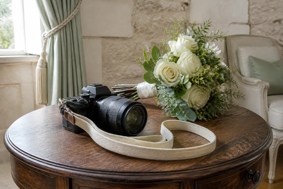 Appareil photo et accessoires de reportage de mariage — illustration générée par IA