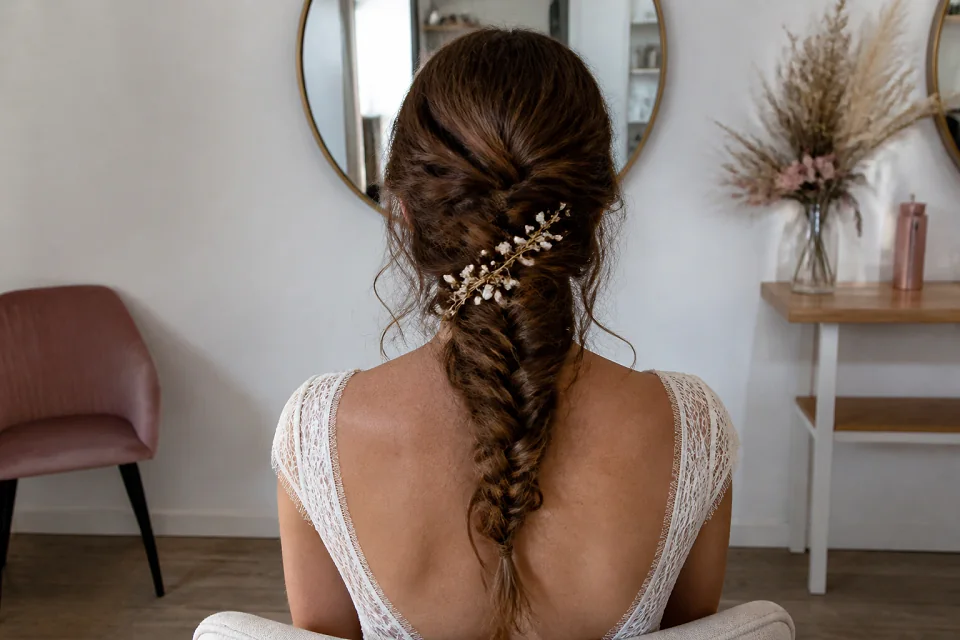 Coiffure de cérémonie vue pendant la préparation — illustration générée par IA