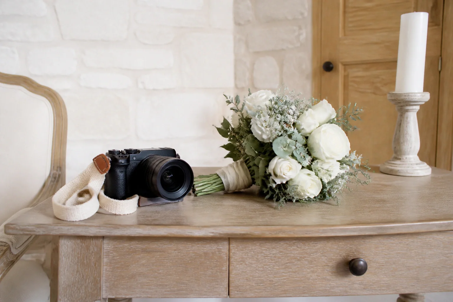 Appareil photo et accessoires de reportage de mariage — illustration générée par IA