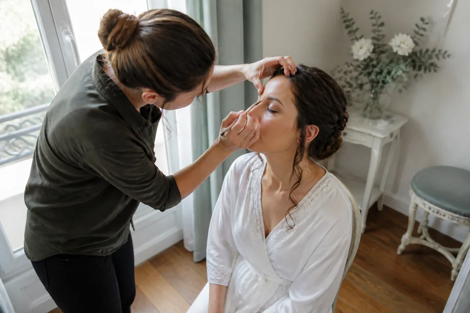 Préparation d’un maquillage de mariage — illustration générée par IA