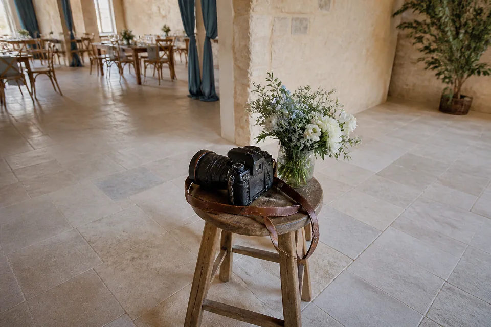Appareil photo et accessoires de reportage de mariage — illustration générée par IA