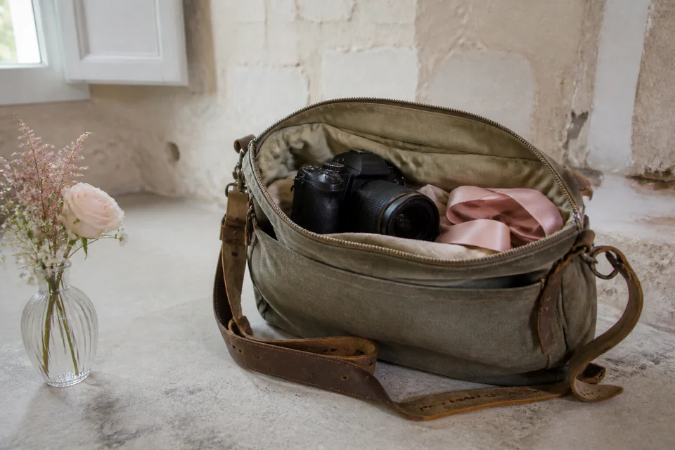 Appareil photo et accessoires de reportage de mariage — illustration générée par IA