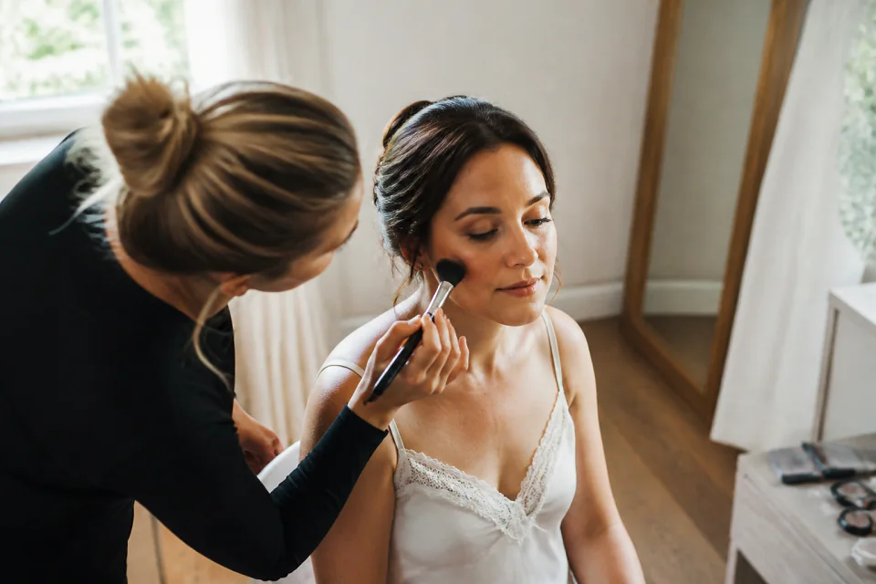 Préparation d’un maquillage de mariage — illustration générée par IA