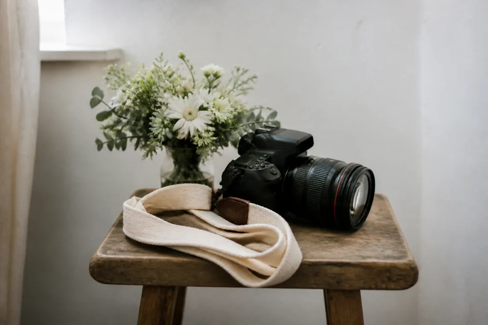 Appareil photo et accessoires de reportage de mariage — illustration générée par IA