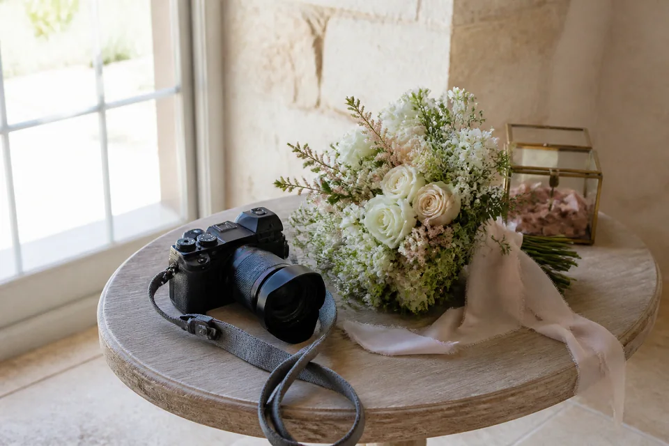 Appareil photo et accessoires de reportage de mariage — illustration générée par IA