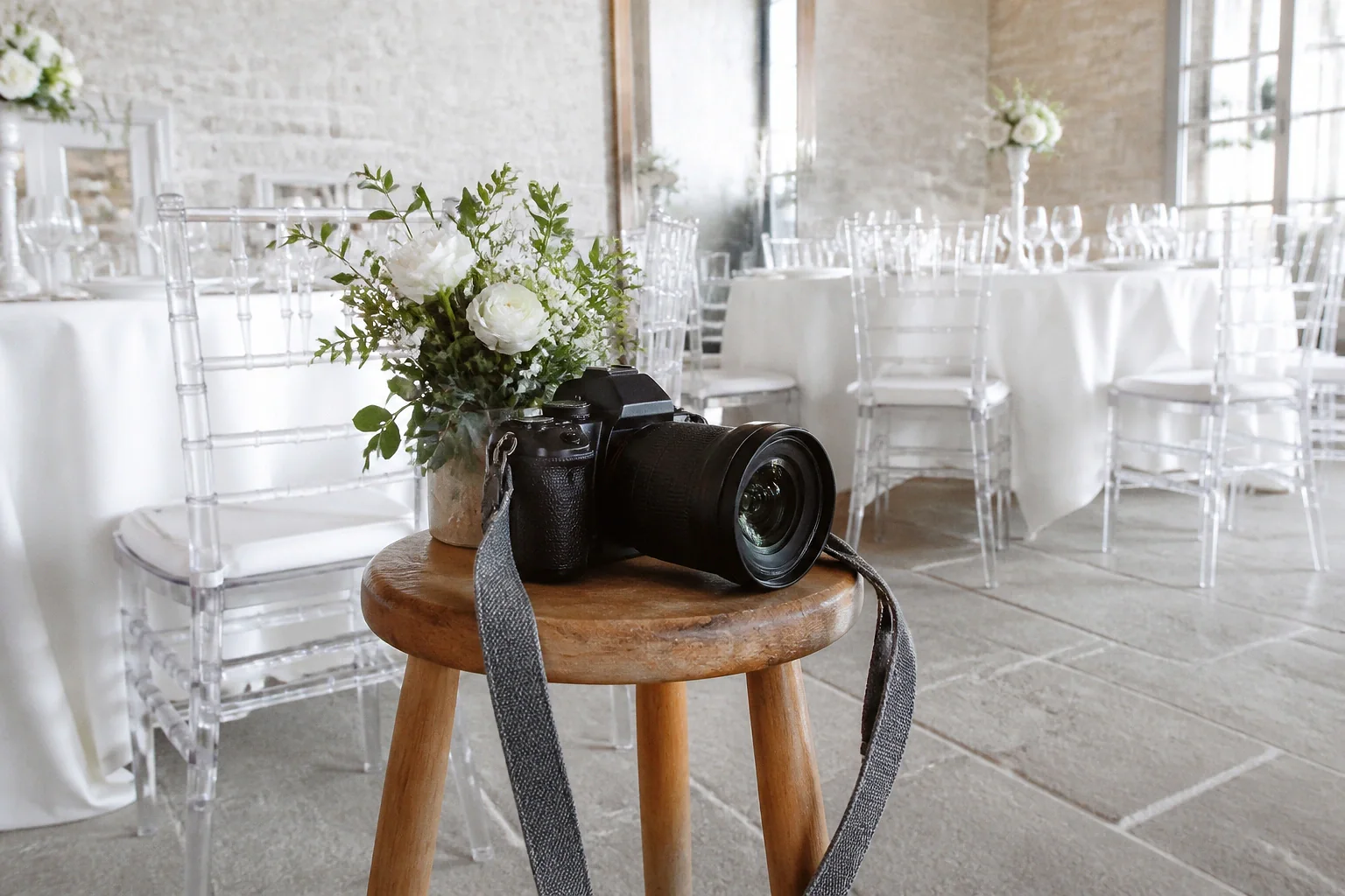 Appareil photo et accessoires de reportage de mariage — illustration générée par IA