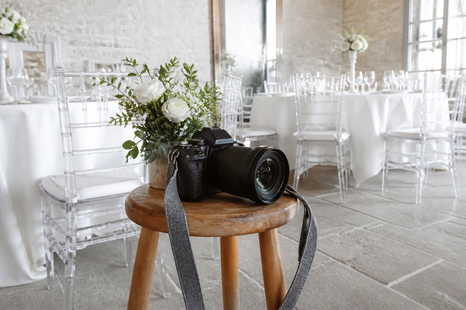 Appareil photo et accessoires de reportage de mariage — illustration générée par IA