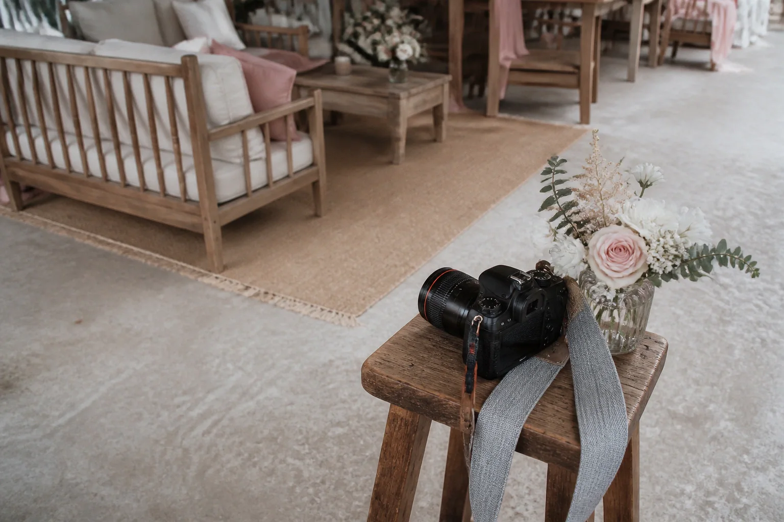 Appareil photo et accessoires de reportage de mariage — illustration générée par IA