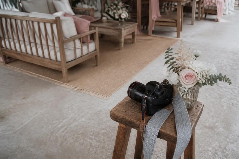 Appareil photo et accessoires de reportage de mariage — illustration générée par IA
