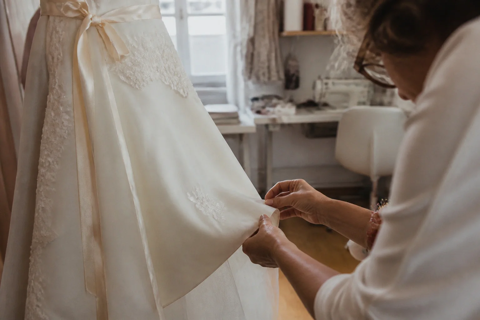 Robe de mariée dans un atelier de confection — illustration générée par IA