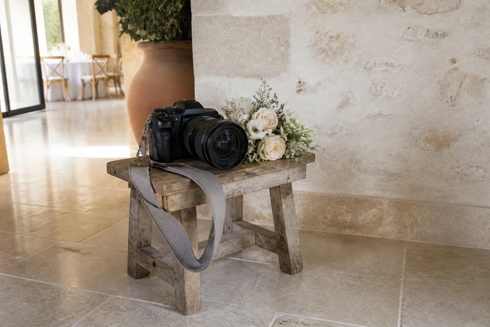 Appareil photo et accessoires de reportage de mariage — illustration générée par IA