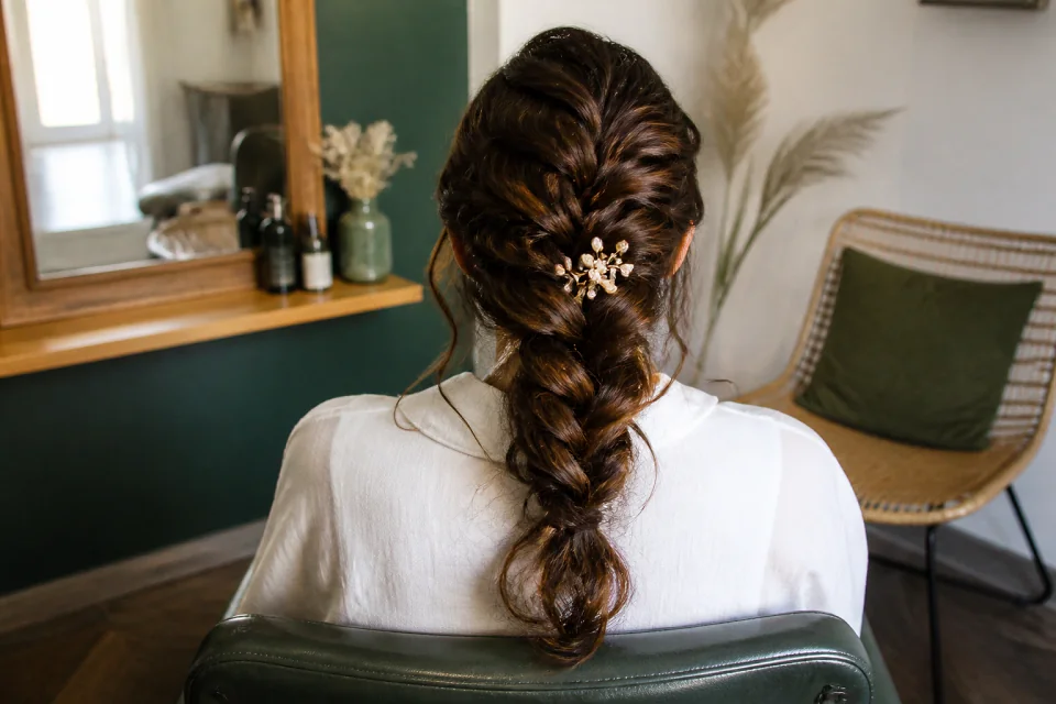 Coiffure de cérémonie vue pendant la préparation — illustration générée par IA