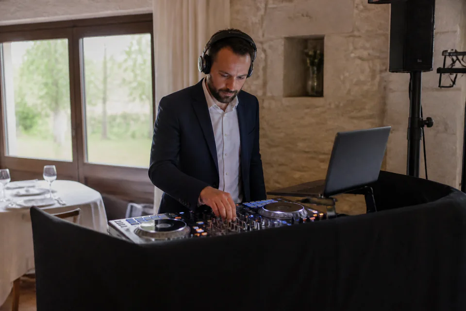 Préparation musicale d’une soirée de mariage — illustration générée par IA