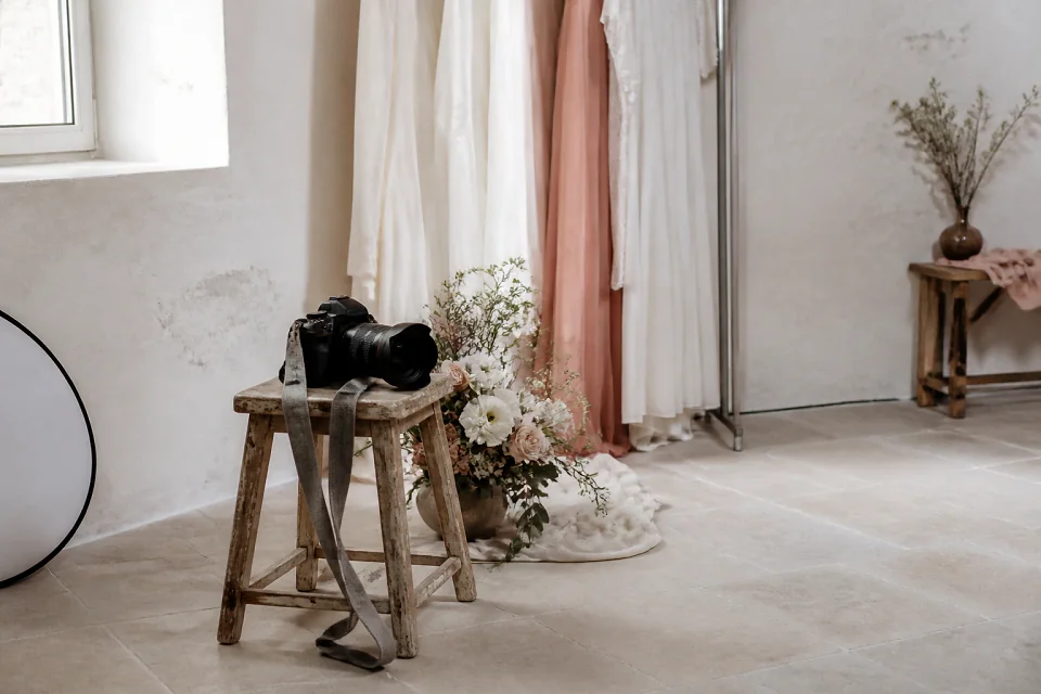Appareil photo et accessoires de reportage de mariage — illustration générée par IA