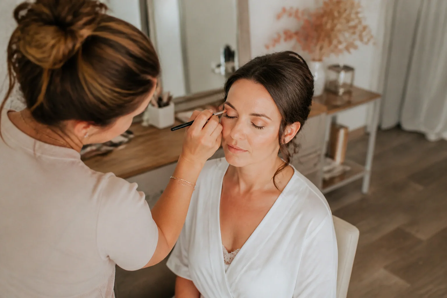 Préparation d’un maquillage de mariage — illustration générée par IA