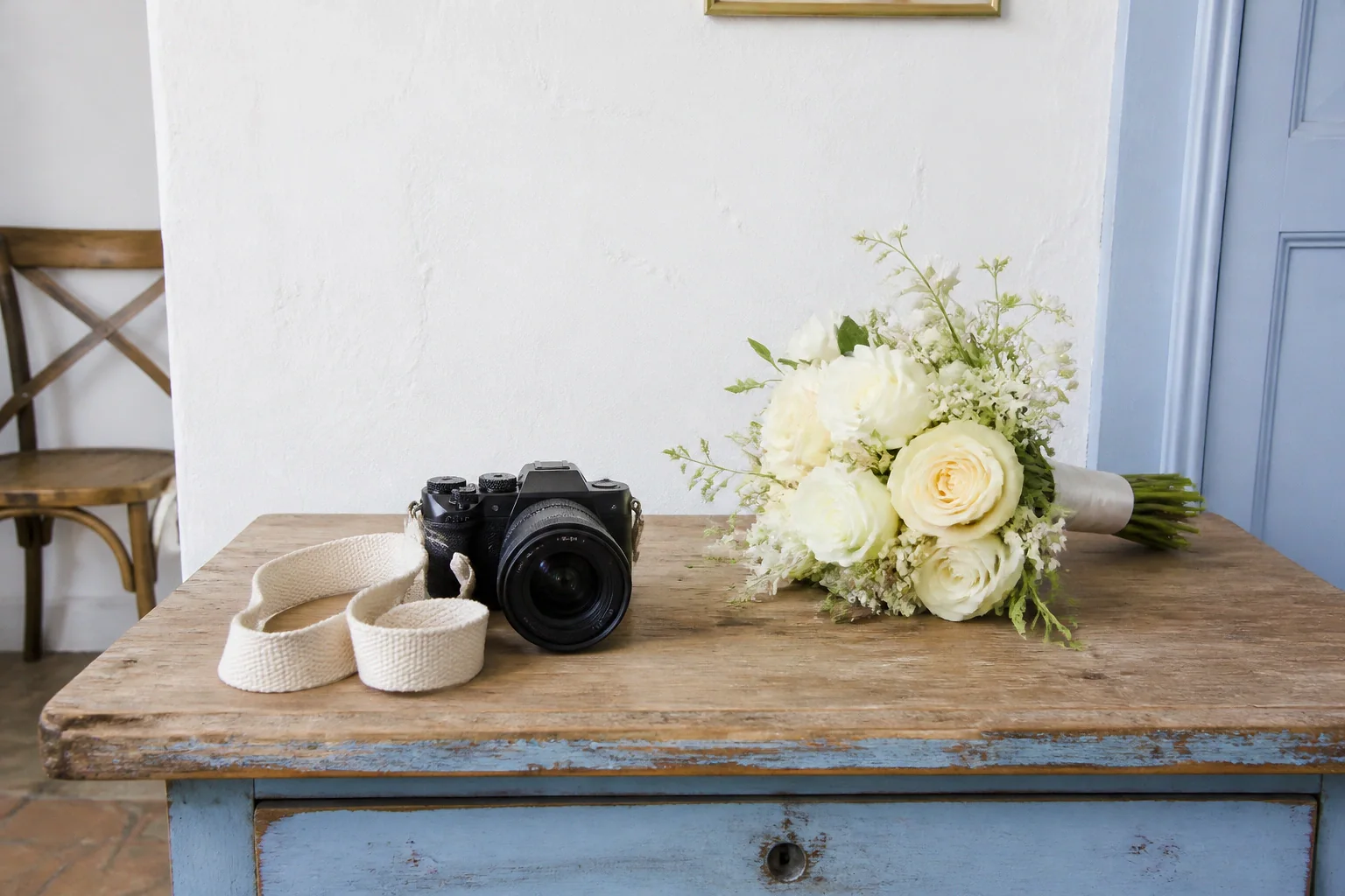 Appareil photo et accessoires de reportage de mariage — illustration générée par IA