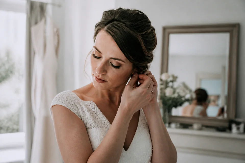 Préparation d’un maquillage de mariage — illustration générée par IA