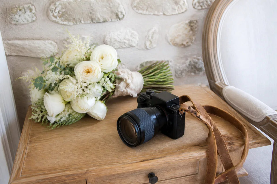 Appareil photo et accessoires de reportage de mariage — illustration générée par IA